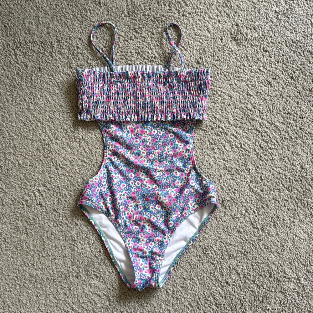 Girl’s swimming suit, very cute size 9, excellent condition